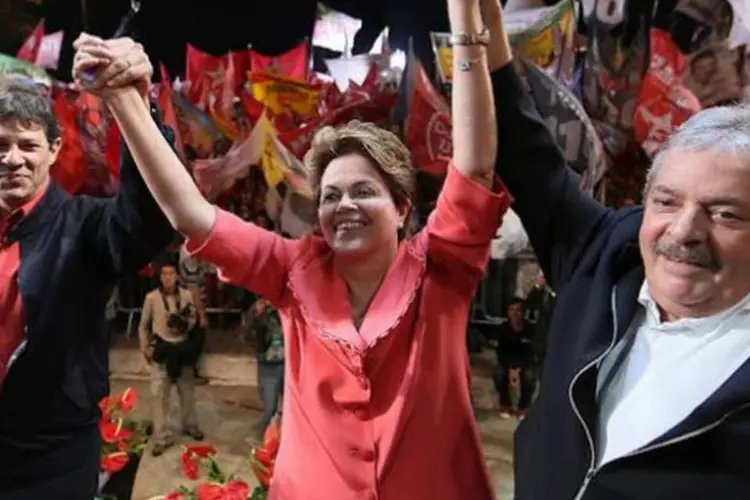
	Lula com Dilma e Haddad em Guaianazes: ex-presidente recebeu presentes antecipados pelo seu anivers&aacute;rio de 67 anos no pr&oacute;ximo s&aacute;bado&nbsp;
 (Heinrich Aikawa/Instituto Lula)