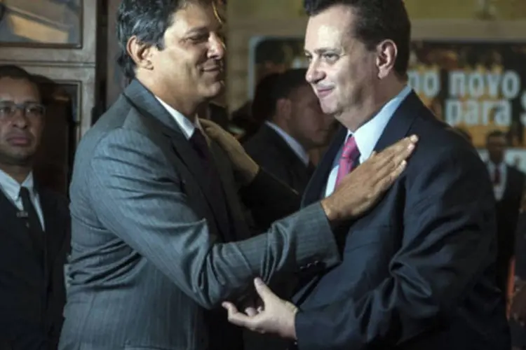 O prefeito eleito de São Paulo, Fernando Haddad, cumprimenta o ex-prefeito Gilberto Kassab (Marcelo Camargo/ABr)