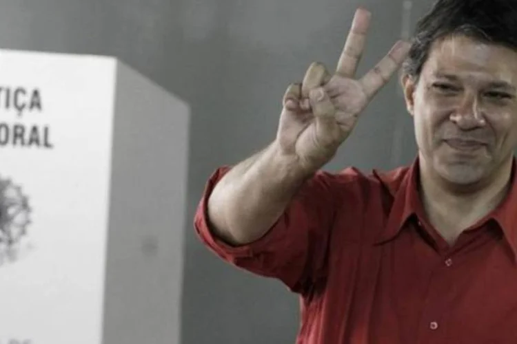 Fernando Haddad votando no primeiro turno das eleições municipais de 2012 (Nacho Doce/Reuters)