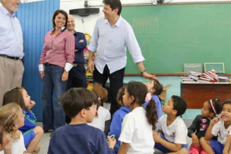 
	O secret&aacute;rio municipal de Educa&ccedil;&atilde;o C&eacute;sar Callegari, e o prefeito de S&atilde;o Paulo, Fernando Haddad (PT), em uma escola municipal: enfraquecimento da aprova&ccedil;&atilde;o autom&aacute;tica
 (Fábio Arantes/Prefeitura de São Paulo)