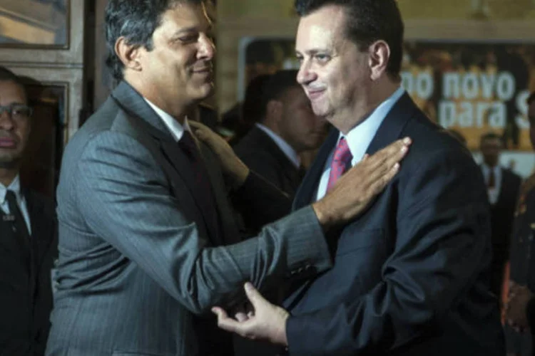O prefeito eleito de São Paulo, Fernando Haddad (PT), cumprimenta o ex-prefeito Gilberto Kassab após a cerimonia de transferência do cargo na sede da Prefeitura (Marcelo Camargo/ABr)