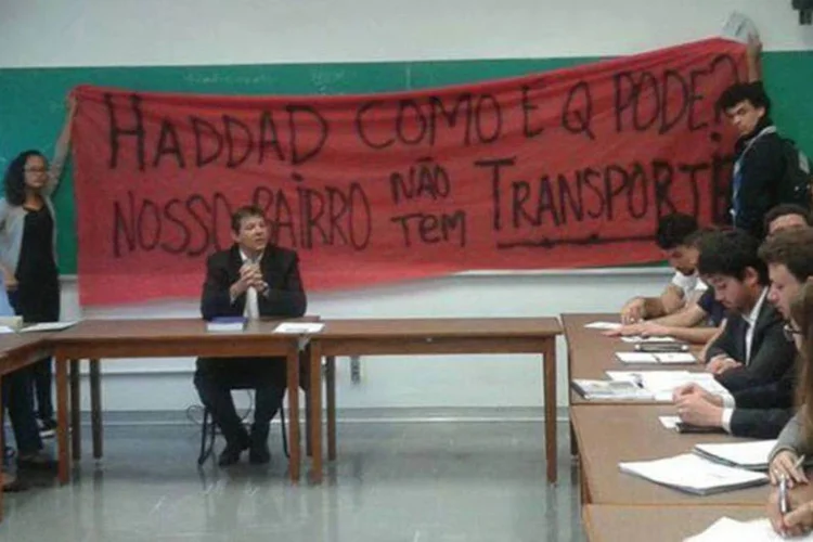 Movimento social interrompe aula de Haddad: Haddad teria se retirado da sala e moradores foram atrás dele (Divulgação/Luta do Transporte do Extremo Sul)
