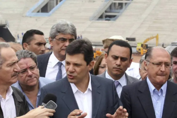 Aldo Rebelo, Fernando Haddad e Geraldo Alckmin em visita às obras do estádio Itaquerão, em São Paulo (REUTERS/Paulo Whitaker)