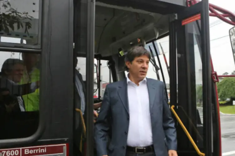 O prefeito Fernando Haddad desembarca de ônibus utilizado para vistoria técnica de faixas exclusivas em São Paulo
 (Fábio Arantes/Prefeitura de São Paulo)