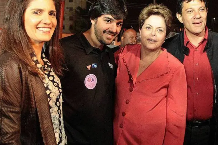 Frederico Haddad acompanhado da mãe, Ana Estela Haddad, do pai, Fernando Haddad, e da presidente Dilma Rousseff (Reprodução/ Facebook Frederico Haddad)