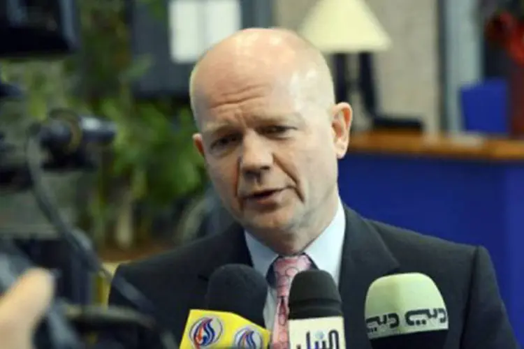 
	William Hague conversa com jornalistas: esse apoio negar&aacute; espa&ccedil;o aos grupos extremistas
 (Thierry Charlier/AFP)