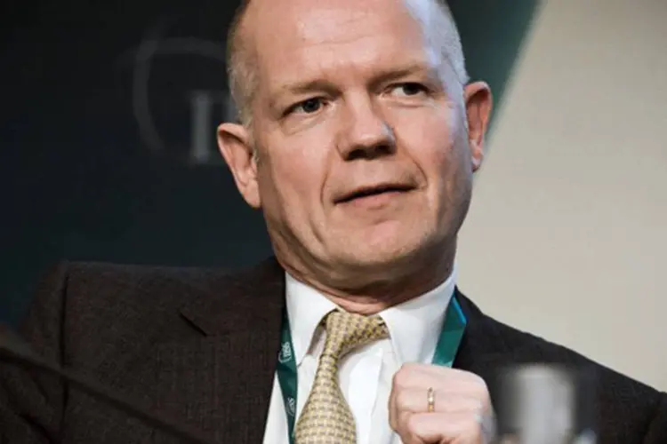 
	O ministro das Rela&ccedil;&otilde;es Exteriores brit&acirc;nico, William Hague: grupos de milicianos l&iacute;bios sitiam h&aacute; mais de dez dias os minist&eacute;rios da Justi&ccedil;a e das Rela&ccedil;&otilde;es Exteriores
 (Mohammed al-Shaikh/AFP)