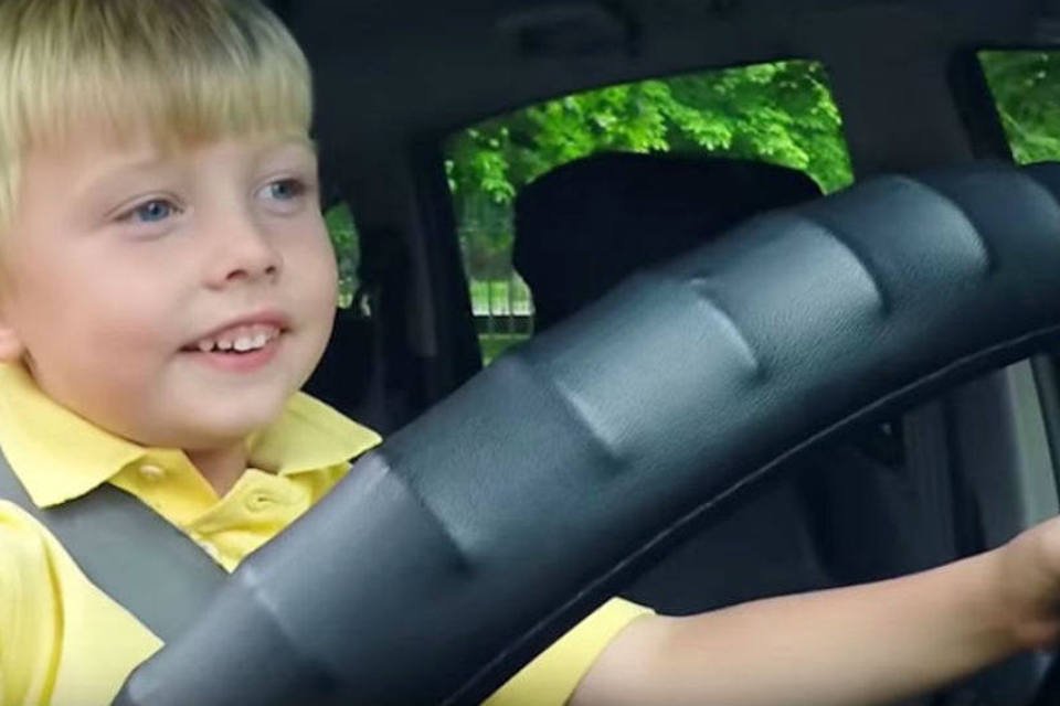 Menino de 3 anos dirige táxi e surpreende em novo comercial