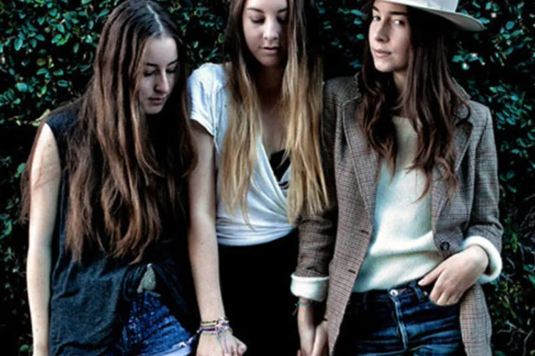
	Irm&atilde;s da banda Haim apareceram em um n&uacute;mero crescente de listas como os prov&aacute;veis grandes sucessos de 2013
 (Wikimedia Commons)
