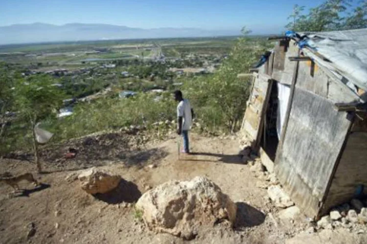 Haitiano de 22 anos, Maxi, é visto próximo a sua casa em Canaã, nos arredores de Porto Príncipe (Hector Retamal/AFP)