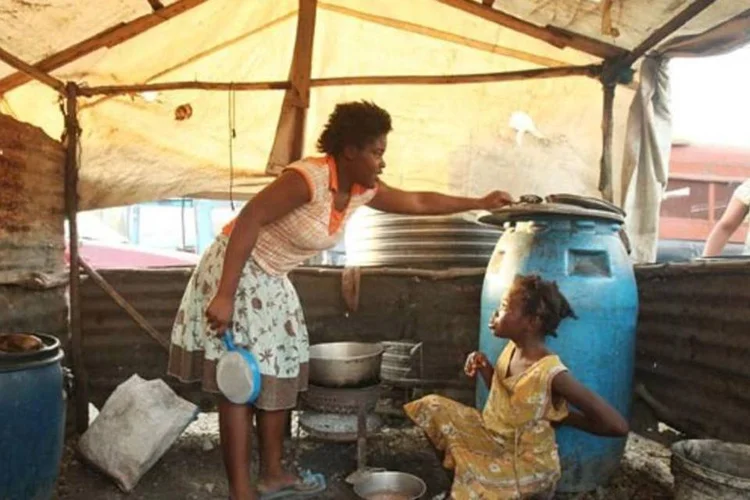Desabrigados no Haiti um ano após o terremoto que assolou o país (Mario Tama/Getty Images)