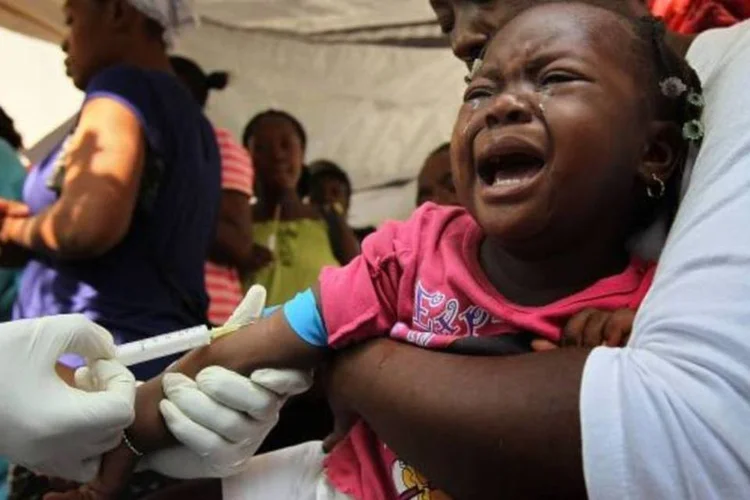 
	Crian&ccedil;a &eacute; vacinada no Haiti: o projeto de reestrutura&ccedil;&atilde;o da sa&uacute;de no Haiti prev&ecirc; ainda a forma&ccedil;&atilde;o de agentes comunit&aacute;rios para atua&ccedil;&atilde;o na aten&ccedil;&atilde;o b&aacute;sica.
 (John Moore/Getty Images)