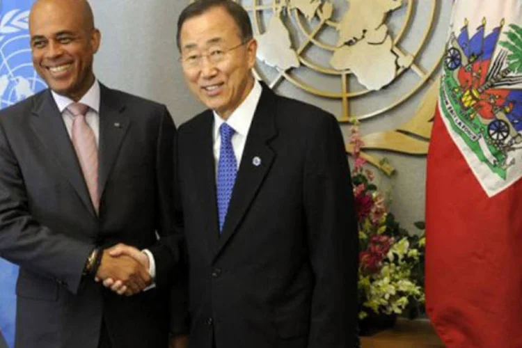O presidente haitiano, Michel Martelly, em encontro com o secretário-geral da ONU, Ban Ki-moon: chefe de Estado sai ileso de acidente de carro (Timothy A. Clary/AFP)