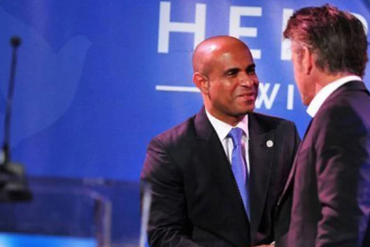 Laurent Lamothe em encontro com o ator americano Sean Penn em 14 de janeiro: "somos amigos de todos aqueles que desejam nos ajudar"
 (Alberto E. Rodriguez/Getty Images/AFP)