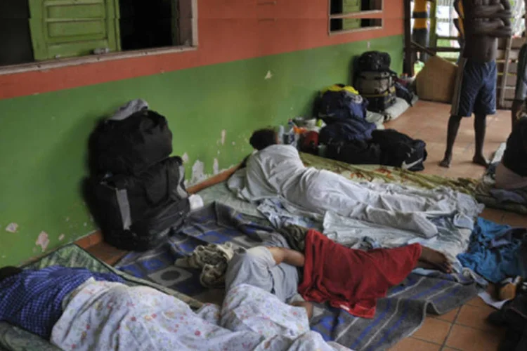 
	Haitianos aguardam visto para trabalhar no Brasil:&nbsp;espa&ccedil;o, pertencente a uma empresa privada, servir&aacute; de abrigo emergencial, pois o empr&eacute;stimo &agrave; prefeitura ter&aacute; dura&ccedil;&atilde;o de tr&ecirc;s meses

	
	
 (Marcello Casal Jr./ABr)