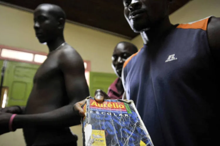 Haitiano mostra dicionário da língua portuguesa: Damião Borges disse que, mais uma vez, terá problemas com a alimentação aos imigrantes ilegais (Marcello Casal Jr./ABr)