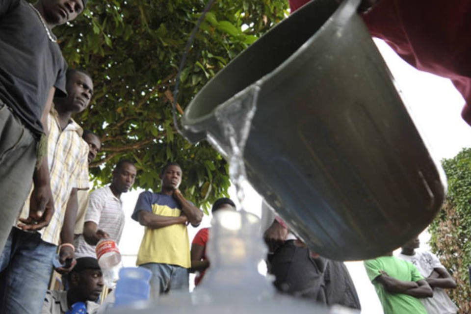 Haitianos recebem colchões e marmitas em abrigo de SP