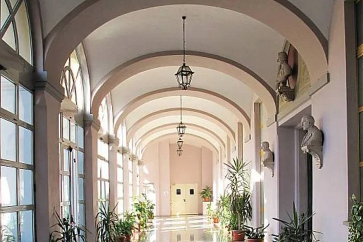 Pense na limpeza. Como o hall é uma área de transição da casa para a rua, é um ambiente que acumula poeira (Stock.XCHNG)