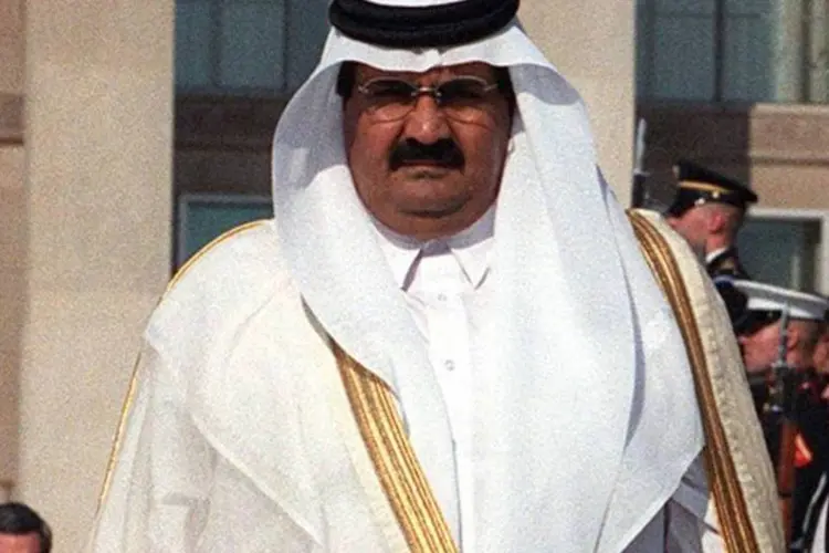 
	Hamad bin Khalifa Al-Thani: emir do Catar disse que seu pa&iacute;s vai contribuir com US$ 250 milh&otilde;es para o fundo, proposto por ele no seu discurso de abertura de uma c&uacute;pula &aacute;rabe em Doha.
 (Wikimedia Commons)