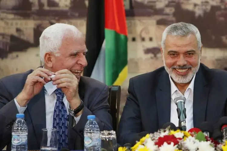 Chefe do Hamas, Ismail Haniyeh, e autoridade do Fatah Azzam Al-Ahmed durante conferência de imprensa após anúncio de reconciliação, na cidade de Gaza  (Suhaib Salem/Reuters)
