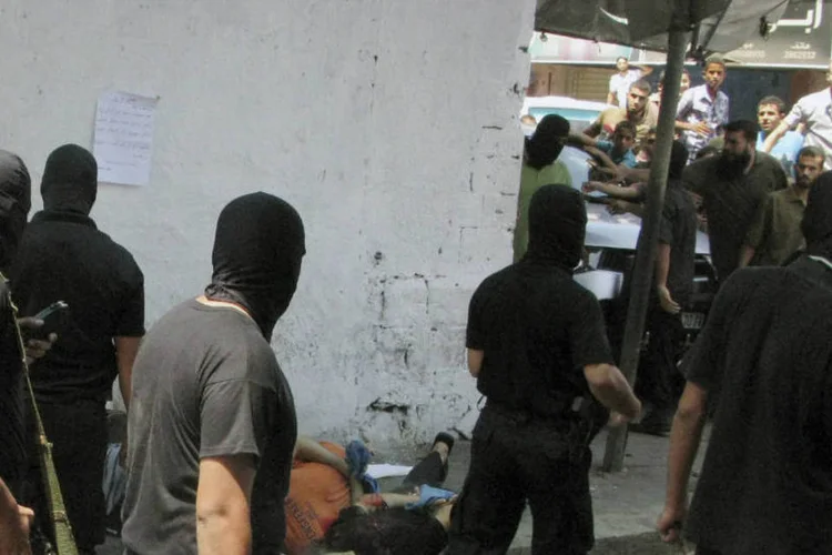 Hamas executa suspeitos de colaborarem com Israel: 6 deles foram executados diante de mesquita (Stringer/Reuters)