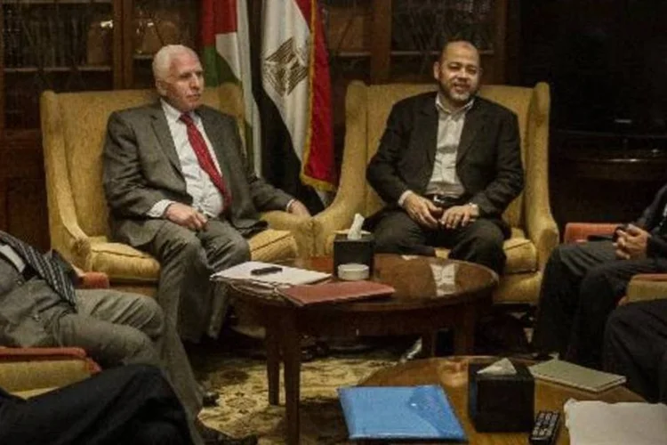 Azzam al-Ahmad (e) e Mussa Abu Marzuk se reúnem em um hotel do Cairo (Khaled Desouki/AFP)