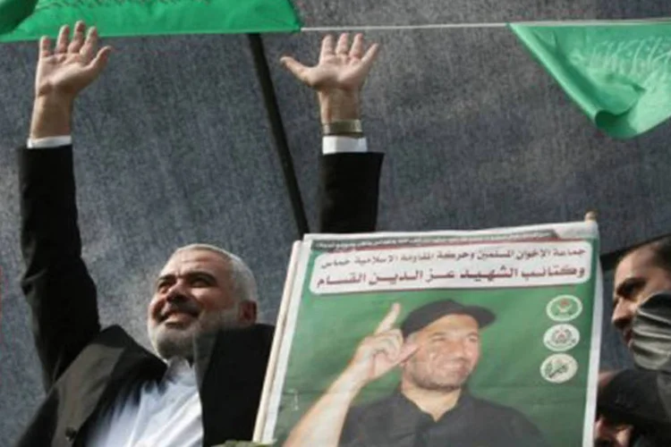 O primeiro-ministro do Hamas na Faixa de Gaza, Ismail Haniyeh, acena após discurso na Cidade de Gaza em 22 de novembro
 (Mahmud Hams/AFP)