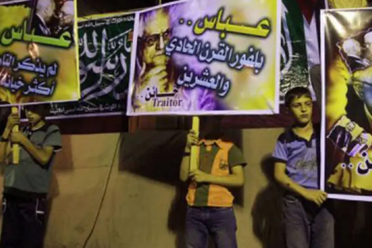 
	Simpatizantes do grupo radical Hamas protestam em Gaza contra o presidente da Autoridade Palestina Mahmud Abbas
 (Mahmud Hams/AFP)