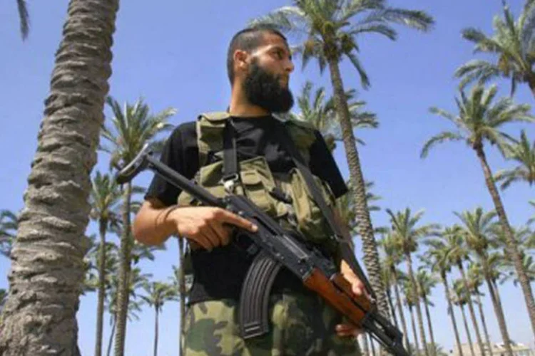 Militante do Hamas vigia Deir el-Balah, em Gaza, em foto de 2006: na segunda-feira, o Exército israelense matou quatro palestinos em ataques aéreos ao norte do território (Samuel Aranda/AFP)