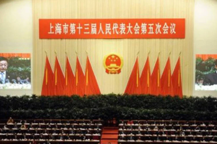 
	Han Zheng aparece nos dois tel&otilde;es na abertura do Congresso em Xangai: prefeito da cidade desde 2003, ele foi nomeado secret&aacute;rio do Partido
 (Peter Parks/AFP)