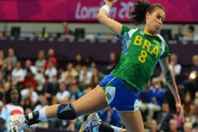 A seleção brasileira de handebol venceu neste domingo por 29 a 26 a equipe de Angola e avançou às quartas de final dos Jogos de Londres-2012. (AFP / Miguel Medina)
