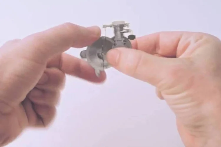 Trecho do filme Honda "Hands": ele celebra a curiosidade dos engenheiros da Honda, e – começando por uma simples porca – como ela foi capaz de gerar uma série de inovações (Reprodução)