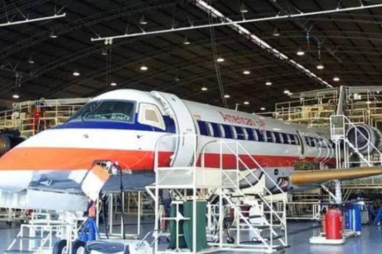 Hangar da Embraer: segundo comunicado da empresa, as entregas estão programadas para começar no final de 2013 (Reuters)