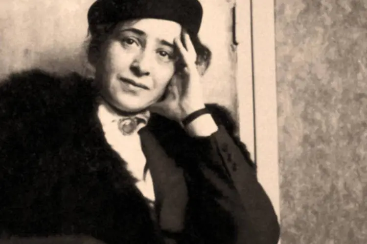 Hannah Arendt: pós fugir da Alemanha nazista em 1933, morou em Paris até 1940, de onde teve de fugir mais uma vez depois que o governo francês exigiu que os refugiados judeus se apresentassem (Instituto Norberto Bobbio)