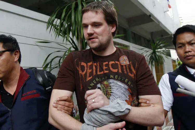 
	Hans Fredrik Lennart Neij (C), cofundador do site Pirate Bay, detido na Tail&acirc;ndia
 (Chaiwat Subprasom/Reuters)