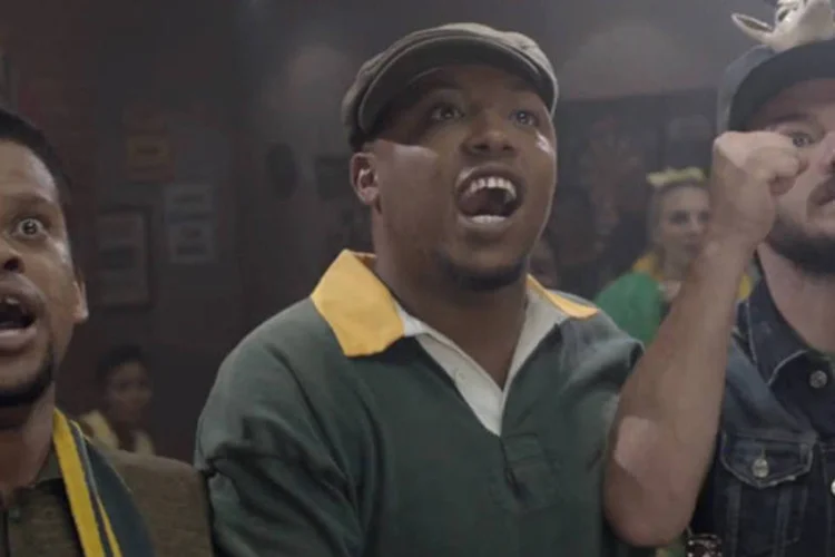 Comercial da cerveja Hansa: sacada está no fato de que ter cores diferentes de pele não é mais um empecilho para você tomar uma cerveja com um amigo (Reprodução/YouTube/Hansa)