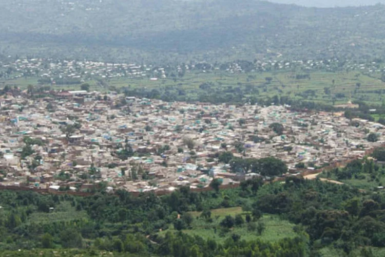 
	Harar, na Eti&oacute;pia: Tanto o governo como a Junta Eleitoral garantiram que as elei&ccedil;&otilde;es foram transparentes e transcorreram sem incidentes, apesar de apenas 50 observadores terem sido enviados pela Uni&atilde;o Africana para controlar 45.795 centros de vota&ccedil;&atilde;o
 (Giustino/Wikimedia Commons)