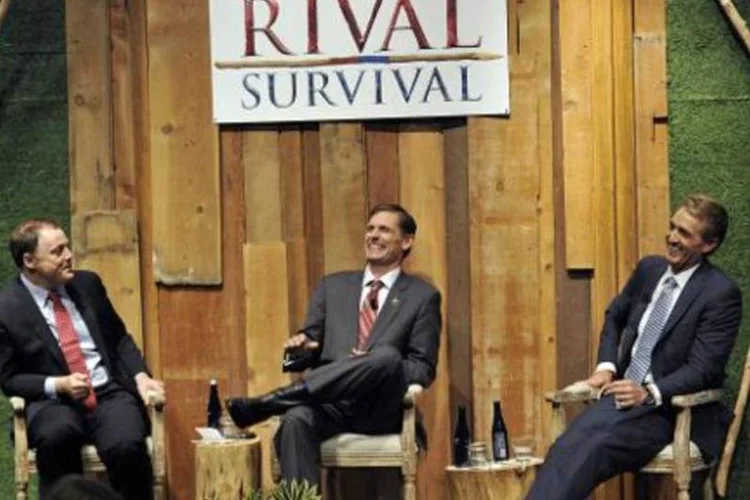 O apresentador John Harris (e) com os participantes Martin Heinrich (c) e Jeff Flake (Charlie Archambault/AFP)