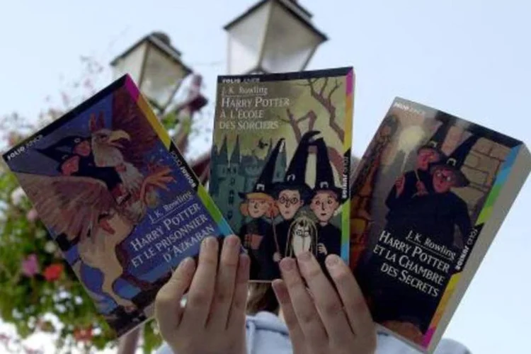 Leitora exibe exemplares de Harry Potter: Potter tem agora 34 anos (Mychele Daniau/AFP)