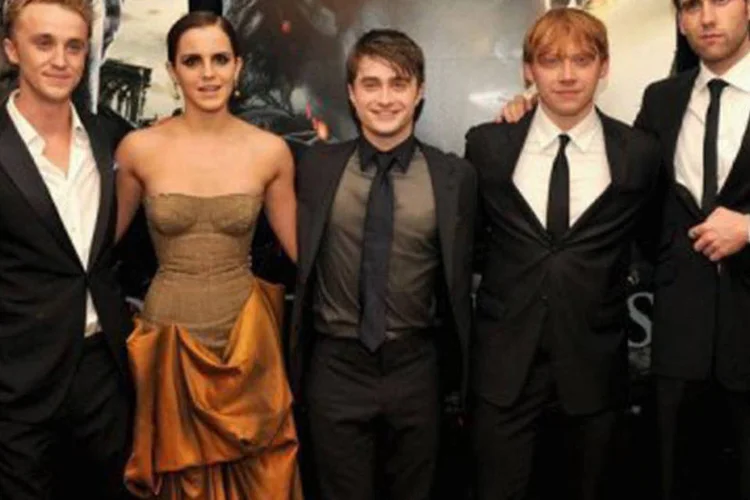 O elenco principal da saga: "as pessoas vão realmente ficar impressionadas ao verem o ambiente incrível em que trabalhamos todos esses anos", disse Daniel Radcliffe (C) (Stephen Lovekin/Getty Images/AFP)