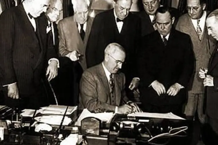 Harry S. Truman, presidente dos EUA, assina acordo que ajudou a salvar a Europa da recessão no pós-guerra