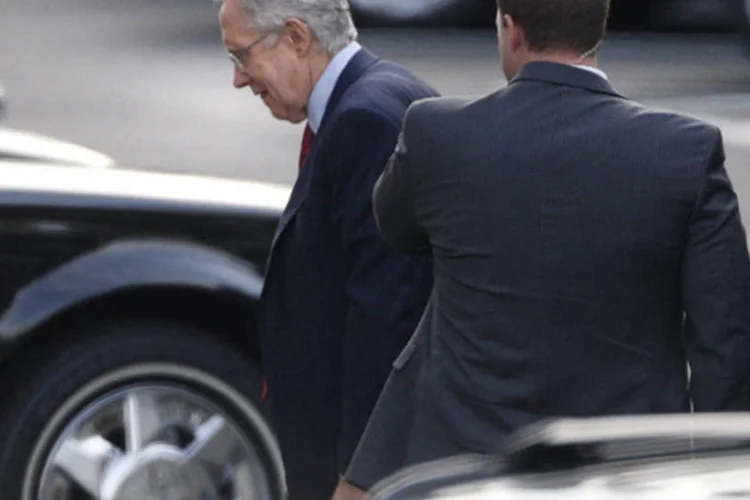 O líder republicano no Senado, Harry Reid, chega na Casa Branca para reunião com Barack Obama e outros membros do Congresso (REUTERS/Jonathan Ernst)