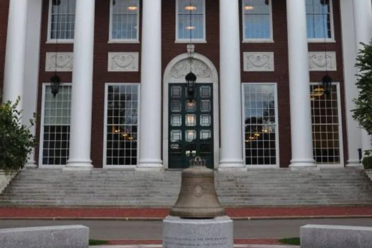 2. Universidade de Harvard - Havard Business School (Wikimedia Commons)