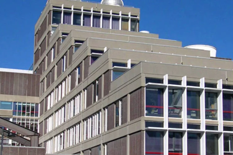 Universidade Harvard: se endividar para pagar uma faculdade cara demais não é a melhor forma de ajudar seu filho a enriquecer (Wikimedia Commons)