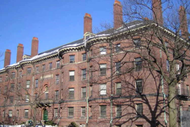 
	Fachada da Universidade Harvard: o interc&acirc;mbio de pesquisadores &eacute;&nbsp;uma das prioridades na pol&iacute;tica de internacionaliza&ccedil;&atilde;o da Funda&ccedil;&atilde;o
 (Pingswept/Wikicommons)