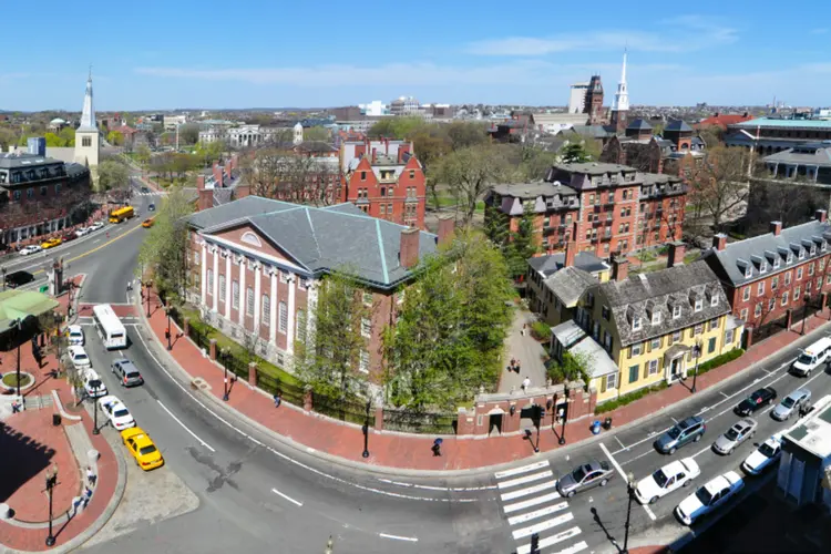 
	Harvard: a pol&iacute;cia de Boston est&aacute; participando da investiga&ccedil;&atilde;o, liderada pelo Departamento de Pol&iacute;cia de Cambridge, onde se encontra a universidade
 (Wikimedia Commons/Chensiyuan)