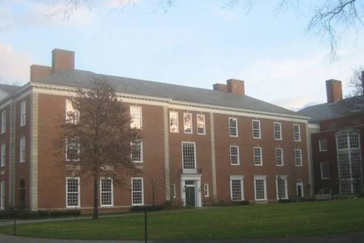 Universidade de Harvard: candidatos devem conseguir aprovação no MBA antes de tentar a bolsa de estudos (Wikimedia Commons)