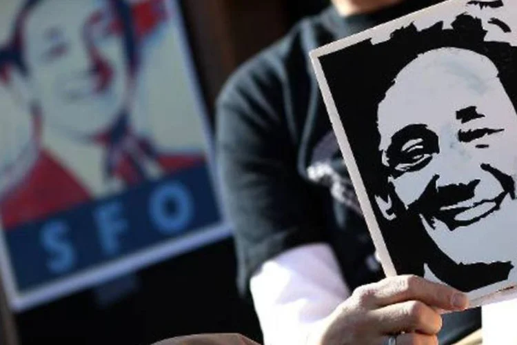 Simpatizantes seguram foto de Harvey Milk: Milk foi assassinado em novembro de 1978 (Justin Sullivan/AFP)
