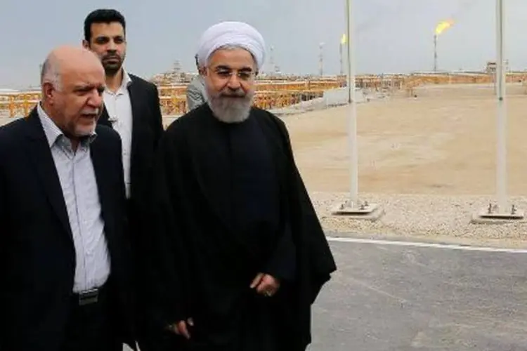 
	Presidente iraniano Hassab Rohani e o ministro do Petr&oacute;leo Bijan Namdar Zanaganeh: o presidente afirmou que pa&iacute;s vai continuar aumentando sua produ&ccedil;&atilde;o
 (HO/AFP)