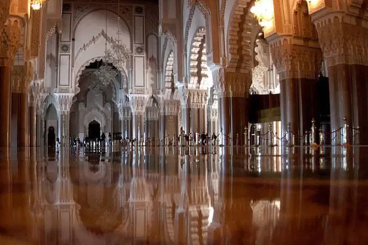 A Grande Mesquita Hassan II foi inaugurada em 1993 e se tornou um importante ponto turístico ao abrir as portas aos visitantes não muçulmanos (Helge.at/Wikimedia Commons)